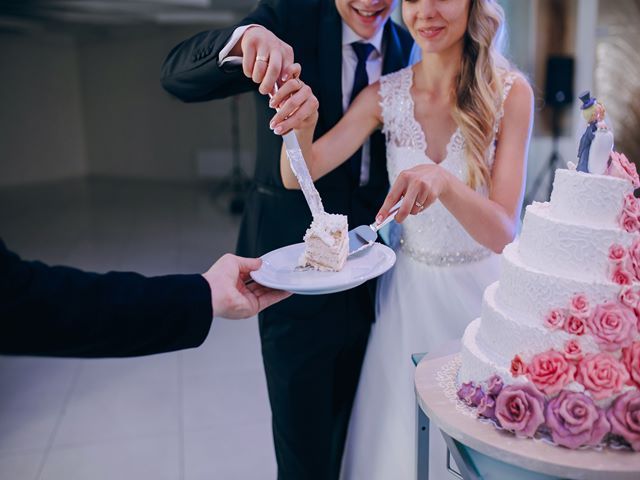 close-up-couple-cutting-wedding-cake